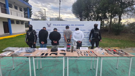 Personas detenidas durante el operativo, en Quito