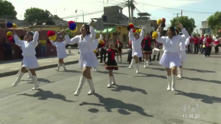 Estudiantes lucieron trajes típicos y guayaberas con banderas celeste y blanco en las actividades por la fundación de Guayaquil. Un reportaje de Catalina García