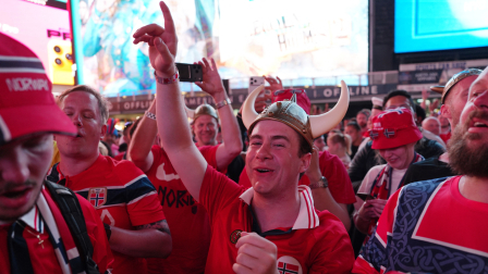 Aficionados noruegos celebran su victoria en Times Square.
