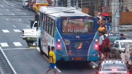 Un presunto asaltante murió en un enfrentamiento con la Policía tras robo en un bus de Guayaquil.