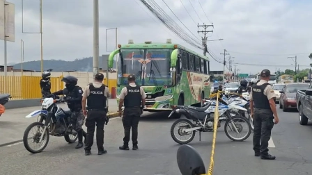 Un funcionario municipal de Portoviejo fue asesinado mientras viajaba en un bus intercantonal.