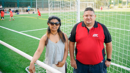 Libeth Hernández y César Alexis Tejada, madre y padre de dos niños que son amigos y que comparten equipo de fútbol, ayudados por la ONG Todos juegan, este junio durante un entrenamiento, en Madrid.Andrea Comas
