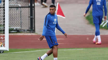 El delantero francés número 10, Kylian Mbappé, participa en una sesión de entrenamiento en la Universidad Bentley de Waltham, cerca de Boston, el 6 de julio de 2026,