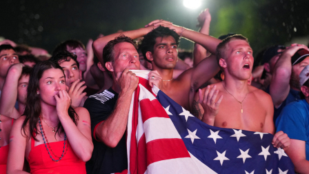 Octavos de final - Estados Unidos contra Bélgica - Aficionados reunidos en Washington D. C. - Washington D. C., EE. UU. - 6 de julio de 2026. Aficionados estadounidenses reaccionan mientras ven el partido en una pantalla gigante en el National Mall.