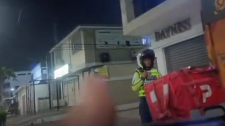 Agente de tránsito es separado de su cargo por video exigiendo dinero a repartidor.