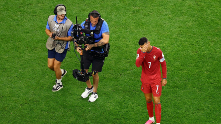 Octavos de final - Portugal vs. España - Estadio de Dallas, Arlington, Texas, EE. UU. - 6 de julio de 2026. Cristiano Ronaldo, de Portugal, se muestra abatido tras el partido y la eliminación de su equipo de la Copa Mundial.