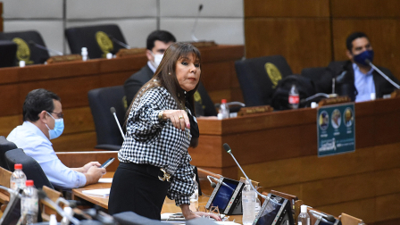 La diputada paraguaya Celeste Amarilla interviene durante la sesión de lectura del libelo acusatorio para el juicio político contra el presidente Mario Abdo Benítez, en Asunción, el 17 de marzo de 2021