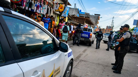La Policía Nacional hizo detonar un explosivo de forma controlada en la vivienda del alcalde de Atacames.