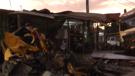Un taxi y un tráiler chocaron trágicamente en Yaguachi, provincia de Guayas.