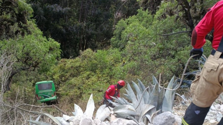 Un bus de pasajeros se volcó y quedó en una pendiente hacia el río Ambato.