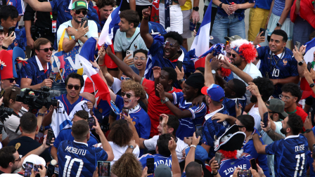 Aficionados franceses celebran fuera del estadio tras el partido.