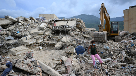 Çon maquinaria pesada se remueve los escombros de los edificios que se derrumbaron tras los devastadores terremotos en Venezuela.