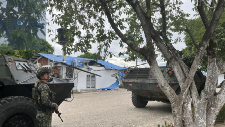 Tropas de la Fuerza de Tarea Vulcano del Ejercito de Colombia custodian las inmediaciones del aeropuerto de Tibú, ubicado al noreste del país, el 9 de julio de 2026.