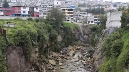 Un cadáver fue hallado en una quebrada del barrio Lucha de los Pobres, en el sur de Quito.