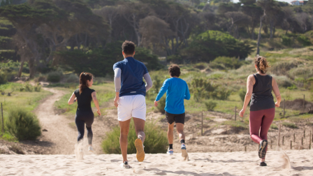 Personas en grupo practicando running.