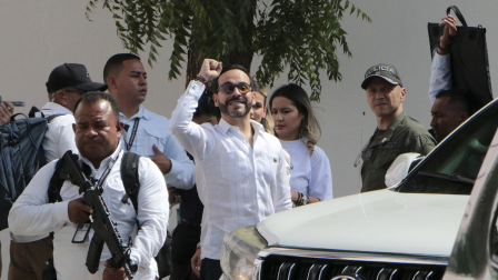 El presidente electo de Colombia, Abelardo de la Espriella, saludando a sus seguidores.
