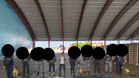 Los agentes que participaron en el operativo junto a una persona detenida en Puerto Bolívar