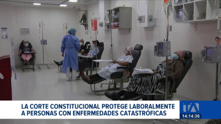 Un dictamen de la Corte Constitucional obliga a las instituciones públicas a adaptar las jornadas y entornos de trabajo para personas con enfermedades catastróficas. Un reportaje de Belén Merizalde