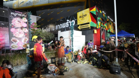 Equipos de rescate descansan tras extinguir un incendio en Bangkok.