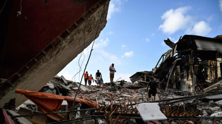 Rescatistas venezuela Un grupo de recatistas trabajan para recuperar cuerpos bajo los escombros en Venezuela.