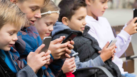 La Unión Europea busca un acceso progresivo de menores a redes sociales.
