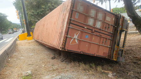 Siniestro de un tráiler genera tráfico en la Vía a la Costa