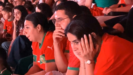 Aficionados de Marruecos observan la retransmisión del partido con Francia, el jueves en el estadio Moulay Abdellah de Rabat.