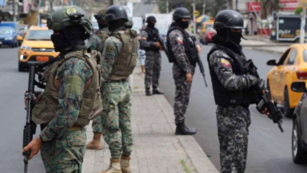 Personal policial y militar durante un operativo de seguridad en Manta.