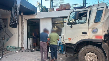 Un camión se impactó contra un inmueble en el sector de Puembo, este lunes 13 de julio de 2026.