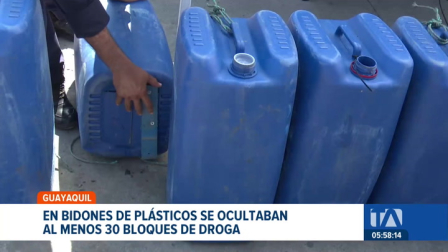 Una patrulla marítima interceptó una embarcación sospechosa que transportaba 73 bidones cargados de droga atribuida a 'Los Lobos'. Un reportaje de Jazmín Solís