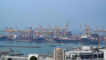 El 14 de julio de 2026, varios barcos atracaron en un muelle de la terminal de contenedores de Khor Fakkan, el único puerto natural de aguas profundas de la región y uno de los principales puertos de contenedores del emirato de Sharjah, en el golfo de Omán.