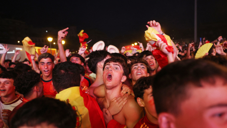 Aficionados españoles celebran el segundo gol, marcado por Pedro Porro, mientras ven el partido en la zona de aficionados de la Plaza de Colón.