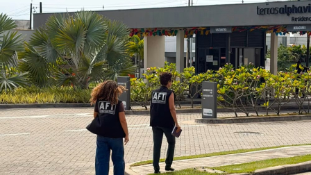 Dos inspectoras que participaron en una operación de rescate de la empleada doméstica llegan a la urbanización donde vive con sus patrones, en Fortaleza.