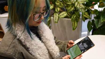 Una joven muestra en su teléfono a su "novio virtual" en el chatbot de IA, que China busca prohibir