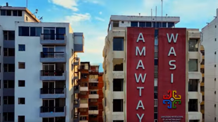 Fachada de la Universidad Amawtay Wasi, ubicada en la av. Cristóbal Colón y Juan León Mera, en Quito.