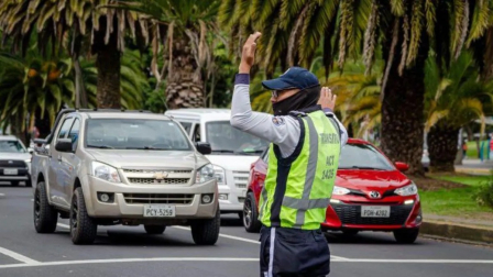Un agente tránsito controla la movilidad en la capital.