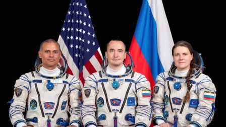 De izquierda a derecha, el astronauta de la NASA Anil Menon y los cosmonautas Pyotr Dubrov y Anna Kikina (Roscosmos), en el Centro de Entrenamiento de Cosmonautas Gagarin.