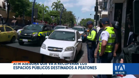 Las autoridades de tránsito de Guayaquil desplegaron operativos  para sancionar el parqueo indebido y la toma del espacio peatonal. Un reportaje de Ever Moreira