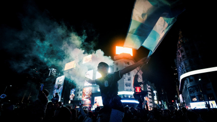 Semifinal - Inglaterra contra Argentina - Aficionados se reúnen en Buenos Aires, Argentina - 15 de julio de 2026. Los aficionados celebran tras el partido