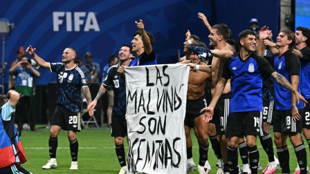 Jugadores de Argentina sostienen una pancarta con la leyenda "Las Malvinas (Islas Falkland) son argentinas" tras ganar el partido de semifinales del Mundial de fútbol de 2026 entre Inglaterra