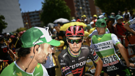 El ciclista colombiano Fernando Gaviria (izq.), del equipo Caja Rural - Seguros RGA, y el ciclista francés Julian Alaphilippe, del Tudor Pro Cycling Team, aguardan la salida de la segunda etapa de la 113.ª edición del Tour de Franci