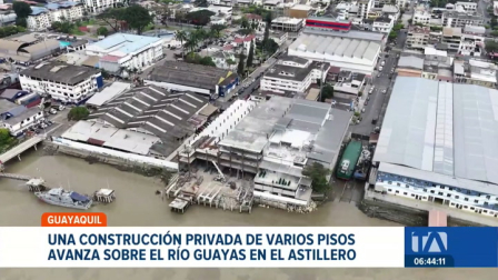 Pese a la paralización de una construcción privada por parte del municipio de Guayaquil, tomas captadas desde el aire muestran nuevas intervenciones irregulares en el río Guayas. Un reportaje de Ever Moreira