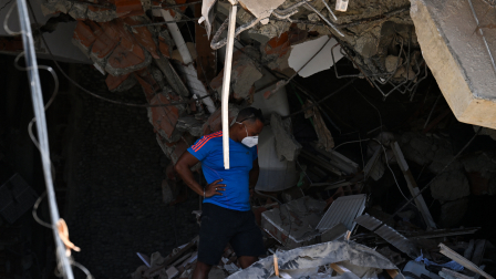 Un hombre permanece de pie entre los escombros de un edificio gravemente dañado en Caraballeda, Venezuela, el 17 de julio de 2026, tras los terremotos del 24 de junio.