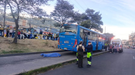Una mujer murió atropellada por un bus en el sur de Quito.