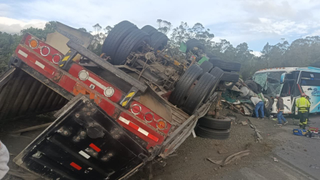 Un bus interprovincial y un tráiler chocan en la vía Alóag-Santo Domingo