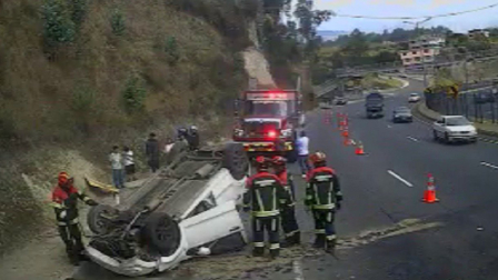 Bomberos atienden siniestro de tránsito en la E-35, sector Oyambaro - Tumbaco