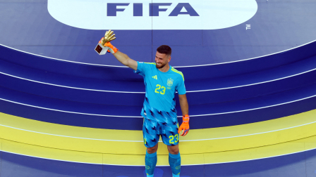 Soccer Football - FIFA World Cup 2026 - Final - Spain v Argentina - New York/New Jersey Stadium, East Rutherford, New Jersey, U.S. - July 19, 2026 Spain's Unai Simon celebrates on the podium after winning the Golden Glove award following winning the World Cup REUTERS/Mike Segar
