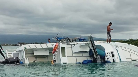 La Armada reflota una embarcación encallada en la isla Isabela y descarta contaminación ambiental