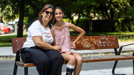 Mónica Sánchez y su hija Irene, que ha tenido secuelas por una infección de citomegalovirus durante el embarazo de su madre, el 6 de julio, en Las Rozas (Madrid).