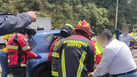 Dos vehículos chocaron en la avenida Simón Bolívar, en el sur de Quito.